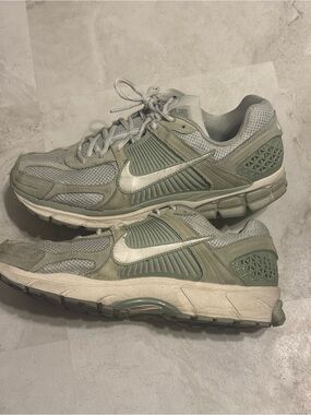 Nike Men's Vomero 5 Sage Green sz 11